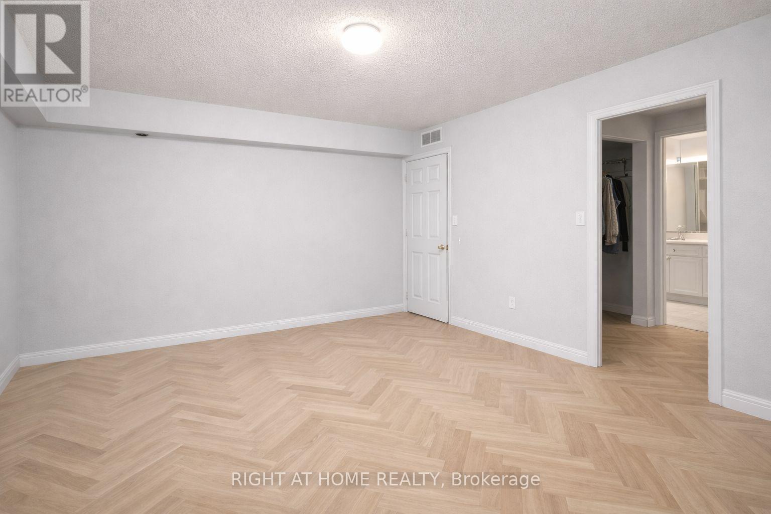 507 - 75 Weldrick Road E, Richmond Hill (Observatory), Ontario  L4C 0H9 - Photo 5 - N12922834