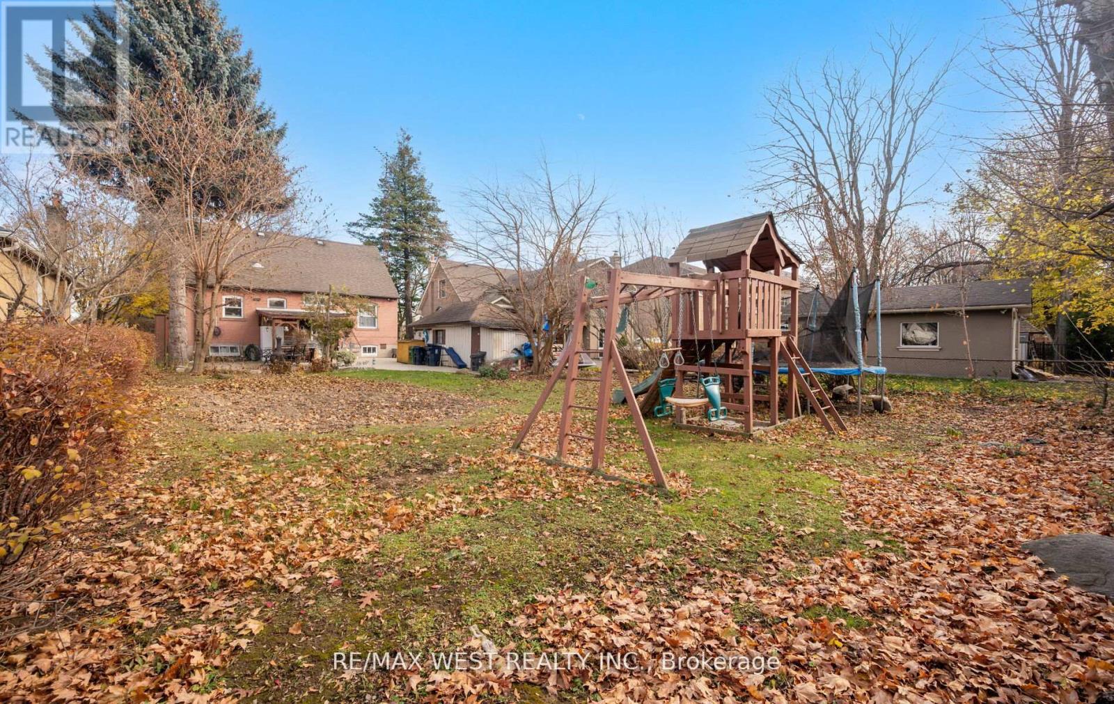 57 Westglen Crescent, Toronto, Ontario  M9B 4R2 - Photo 10 - W12842122