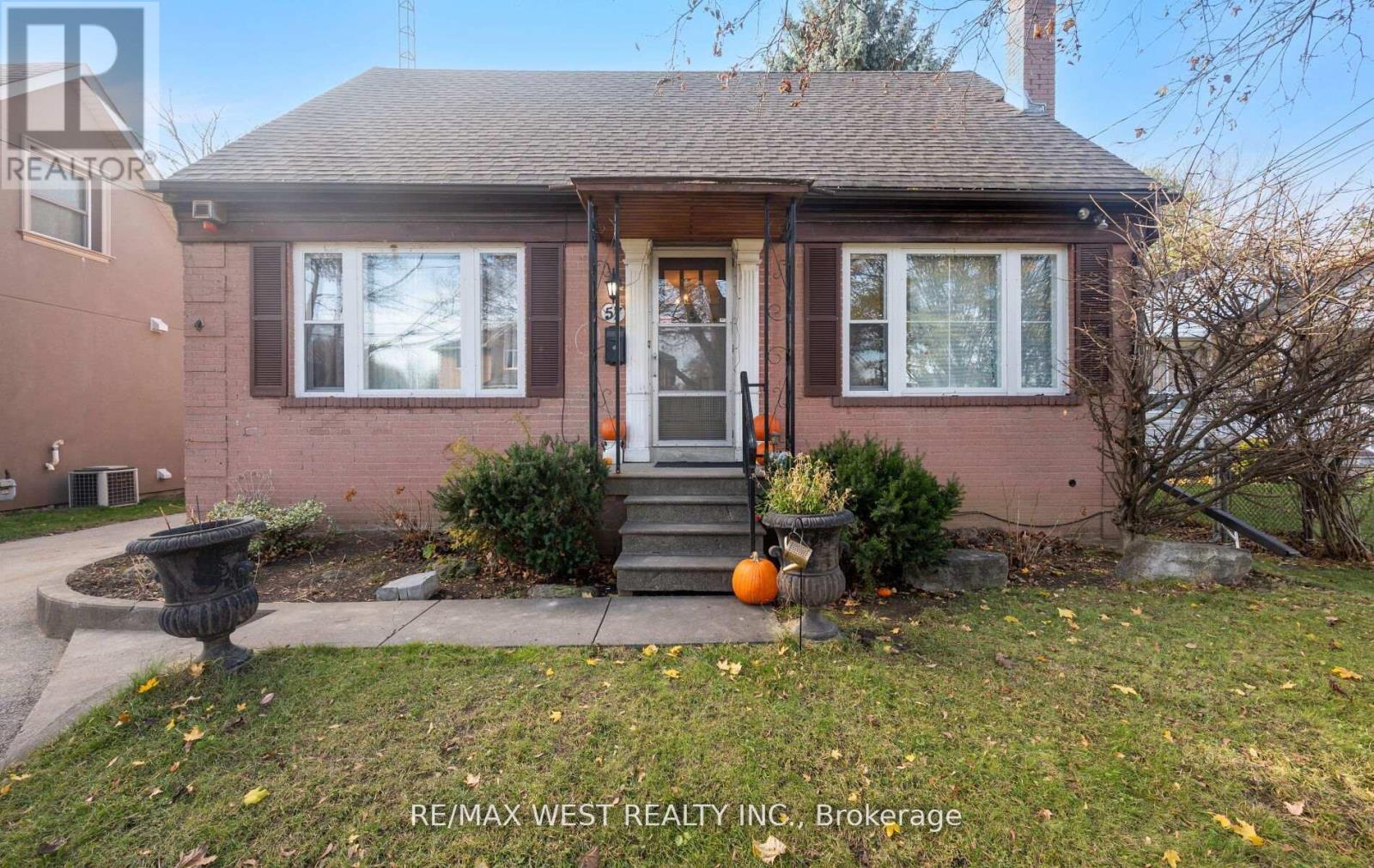 57 Westglen Crescent, Toronto, Ontario  M9B 4R2 - Photo 2 - W12842122