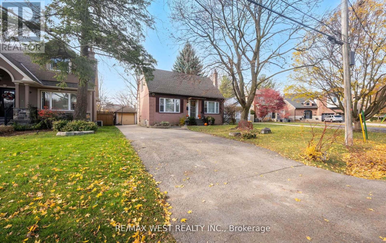 57 Westglen Crescent, Toronto, Ontario  M9B 4R2 - Photo 4 - W12842122