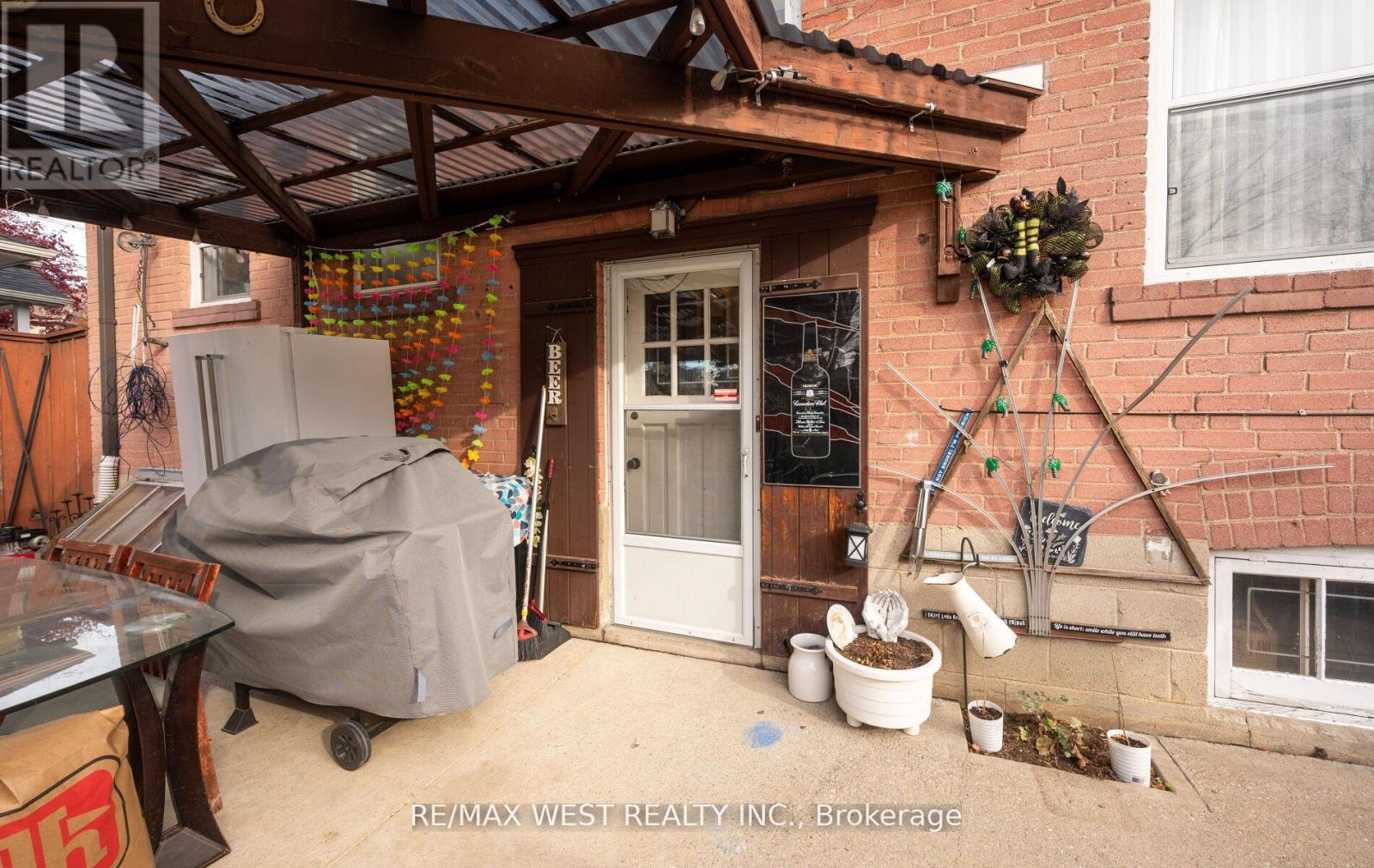 57 Westglen Crescent, Toronto, Ontario  M9B 4R2 - Photo 8 - W12842122