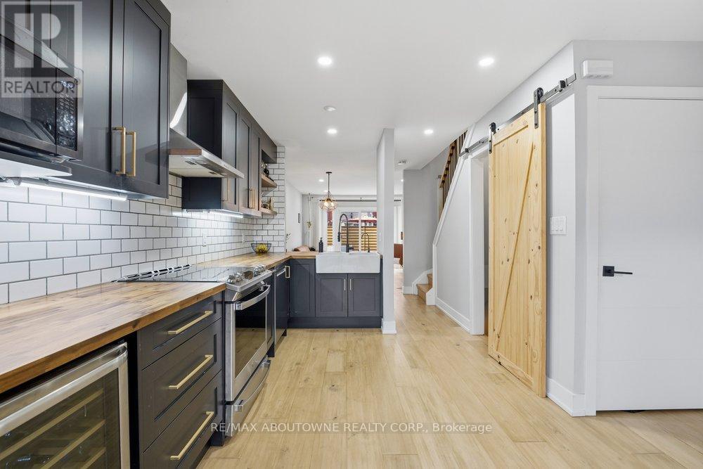 636 - 895 Maple Avenue, Burlington, Ontario  L7S 2H7 - Photo 2 - W12922752