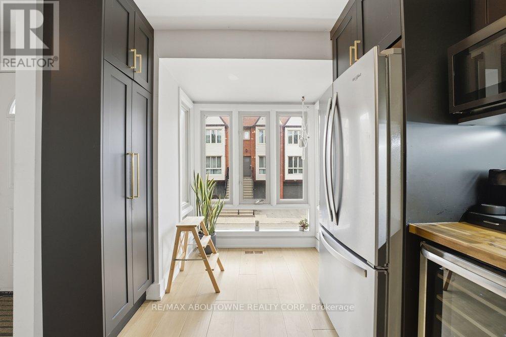 636 - 895 Maple Avenue, Burlington, Ontario  L7S 2H7 - Photo 4 - W12922752