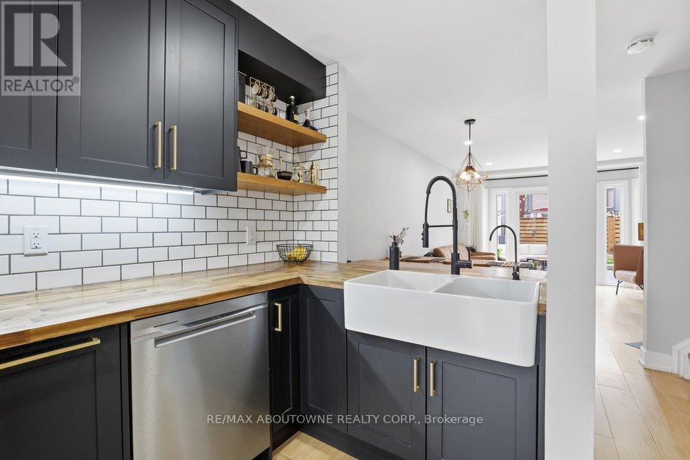 636 - 895 Maple Avenue, Burlington, Ontario  L7S 2H7 - Photo 5 - W12922752