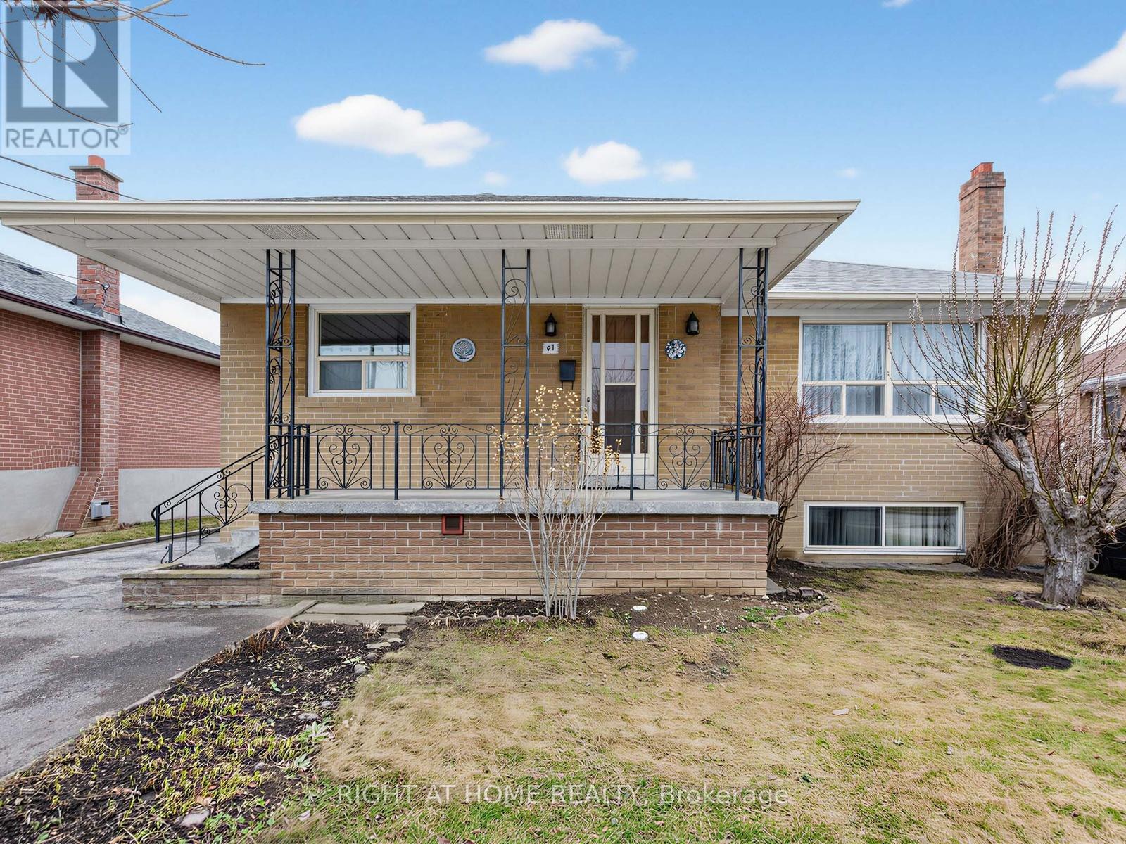 47 GRACEFIELD AVENUE, Toronto, Ontario