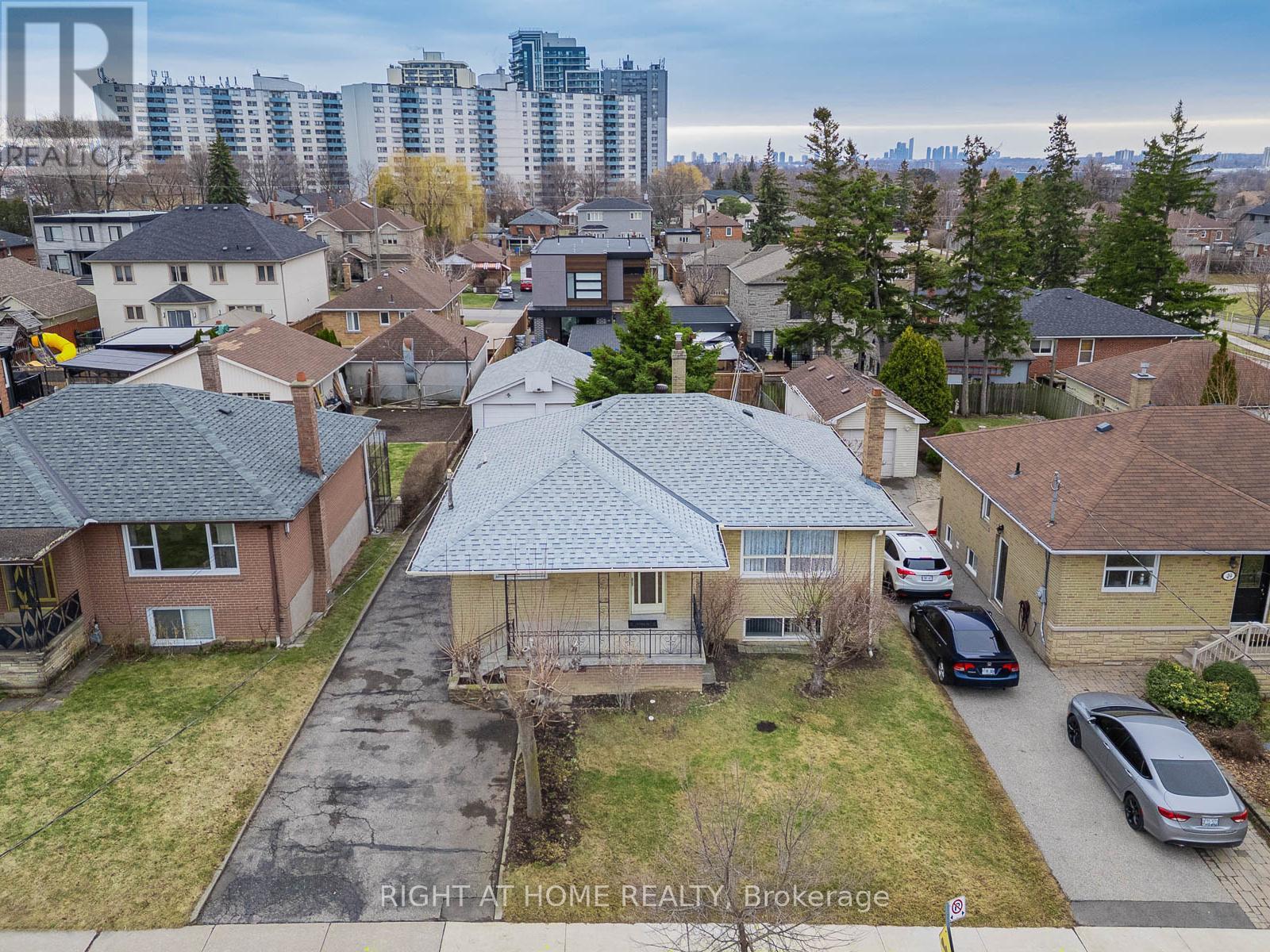 47 Gracefield Avenue, Toronto, Ontario  M6L 1L2 - Photo 40 - W12922762