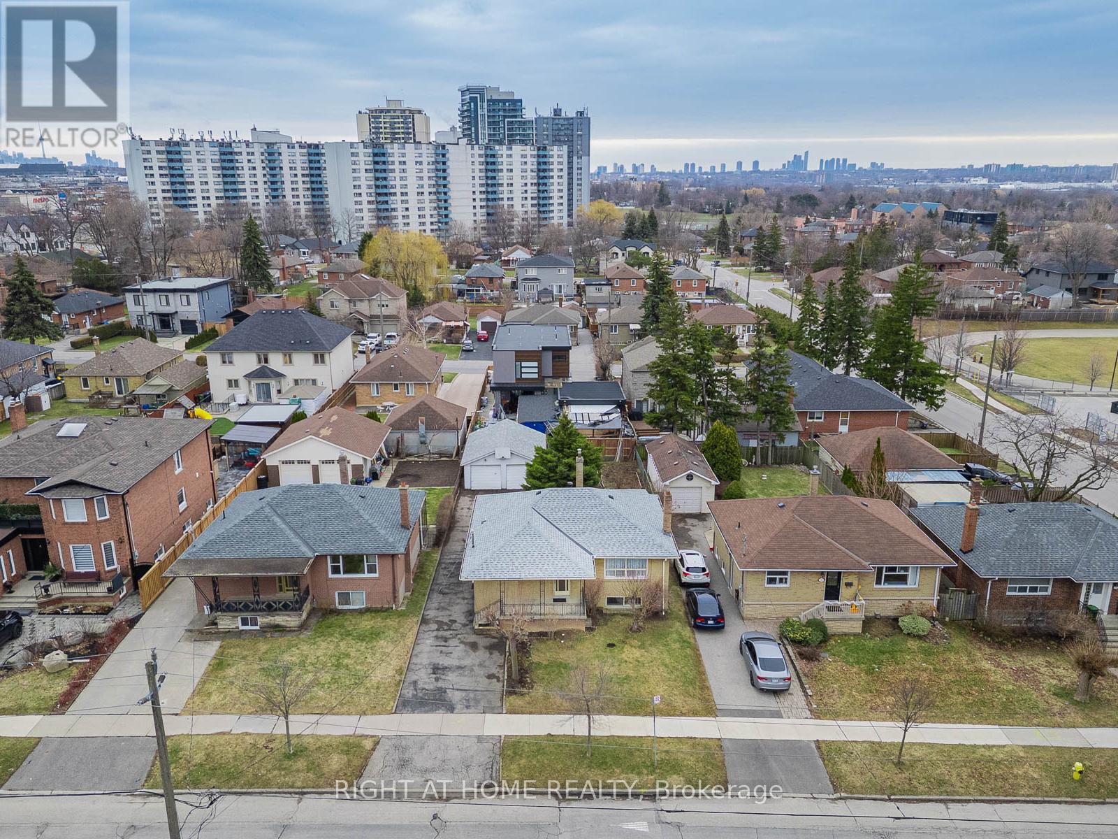 47 Gracefield Avenue, Toronto, Ontario  M6L 1L2 - Photo 41 - W12922762