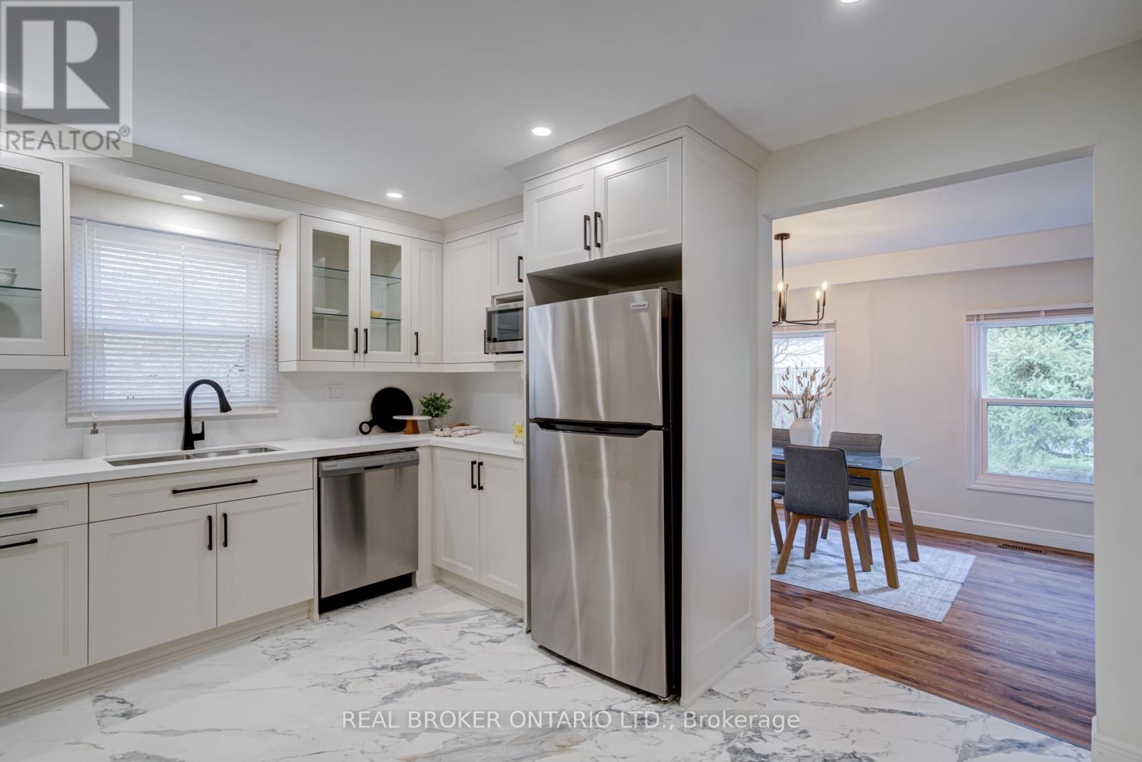 1252 Lakeview Drive, Oakville, Ontario  L6H 2M8 - Photo 10 - W12922764