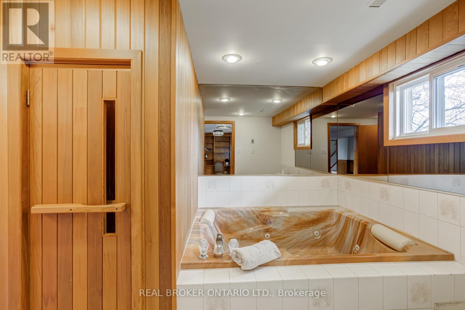 1252 Lakeview Drive, Oakville, Ontario  L6H 2M8 - Photo 34 - W12922764