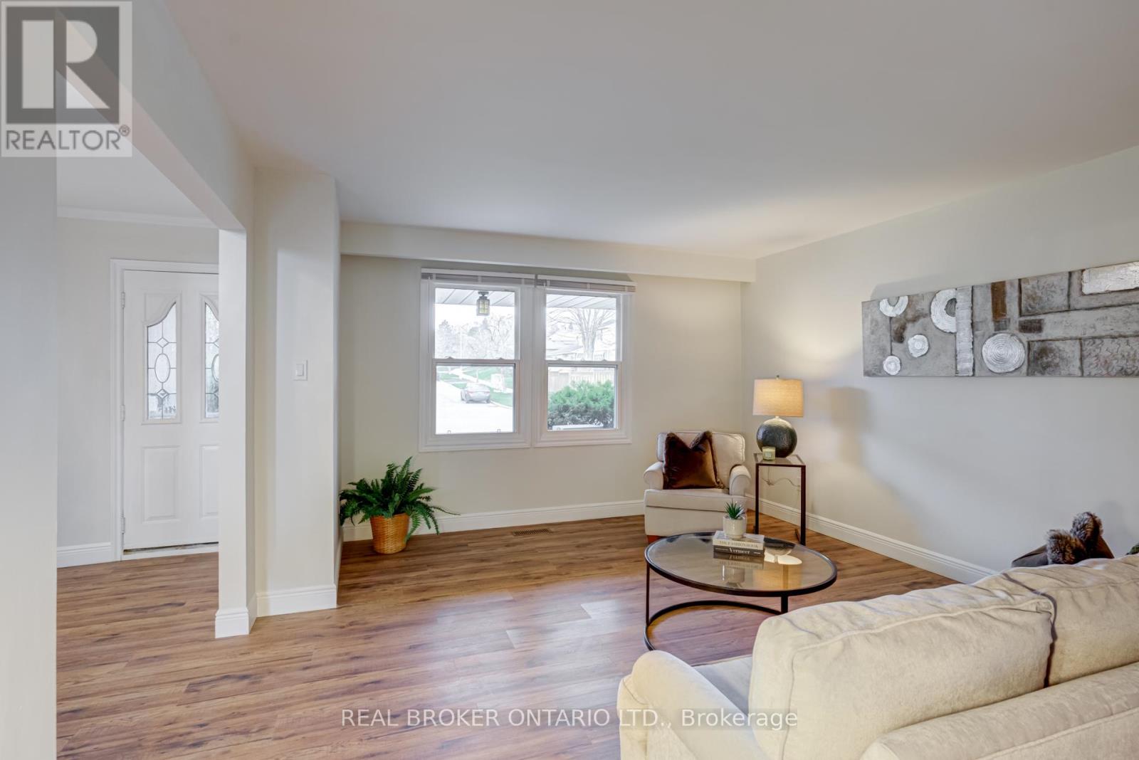 1252 Lakeview Drive, Oakville, Ontario  L6H 2M8 - Photo 5 - W12922764