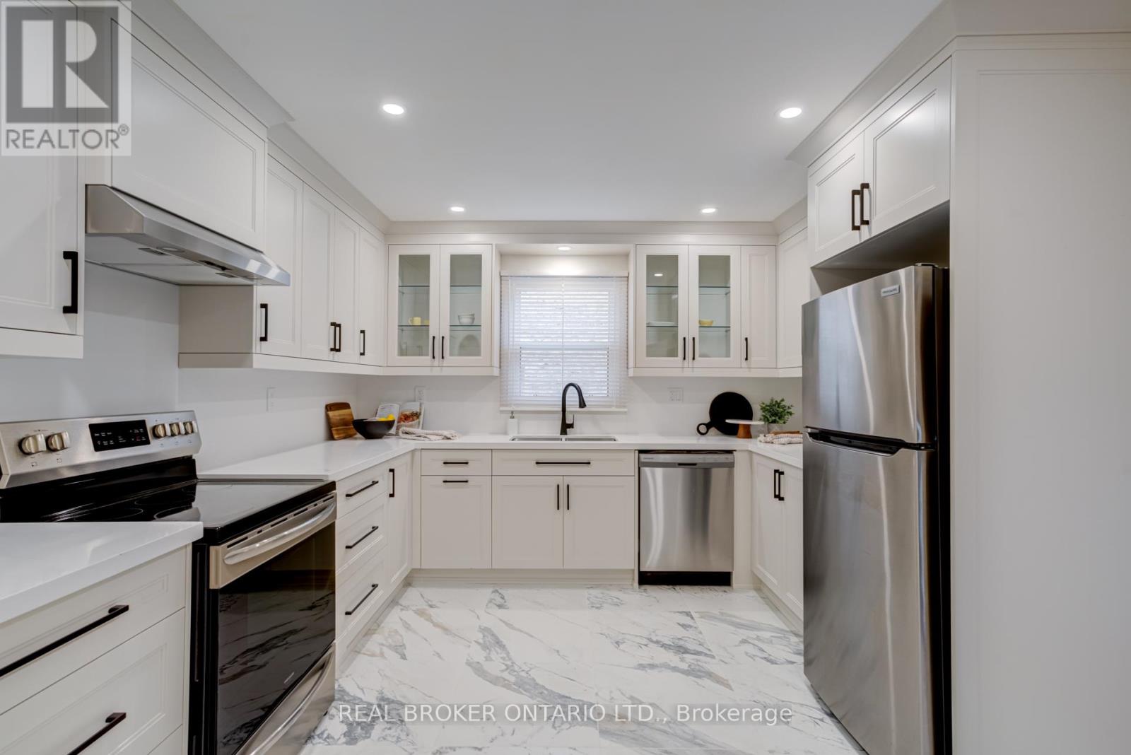 1252 Lakeview Drive, Oakville, Ontario  L6H 2M8 - Photo 8 - W12922764