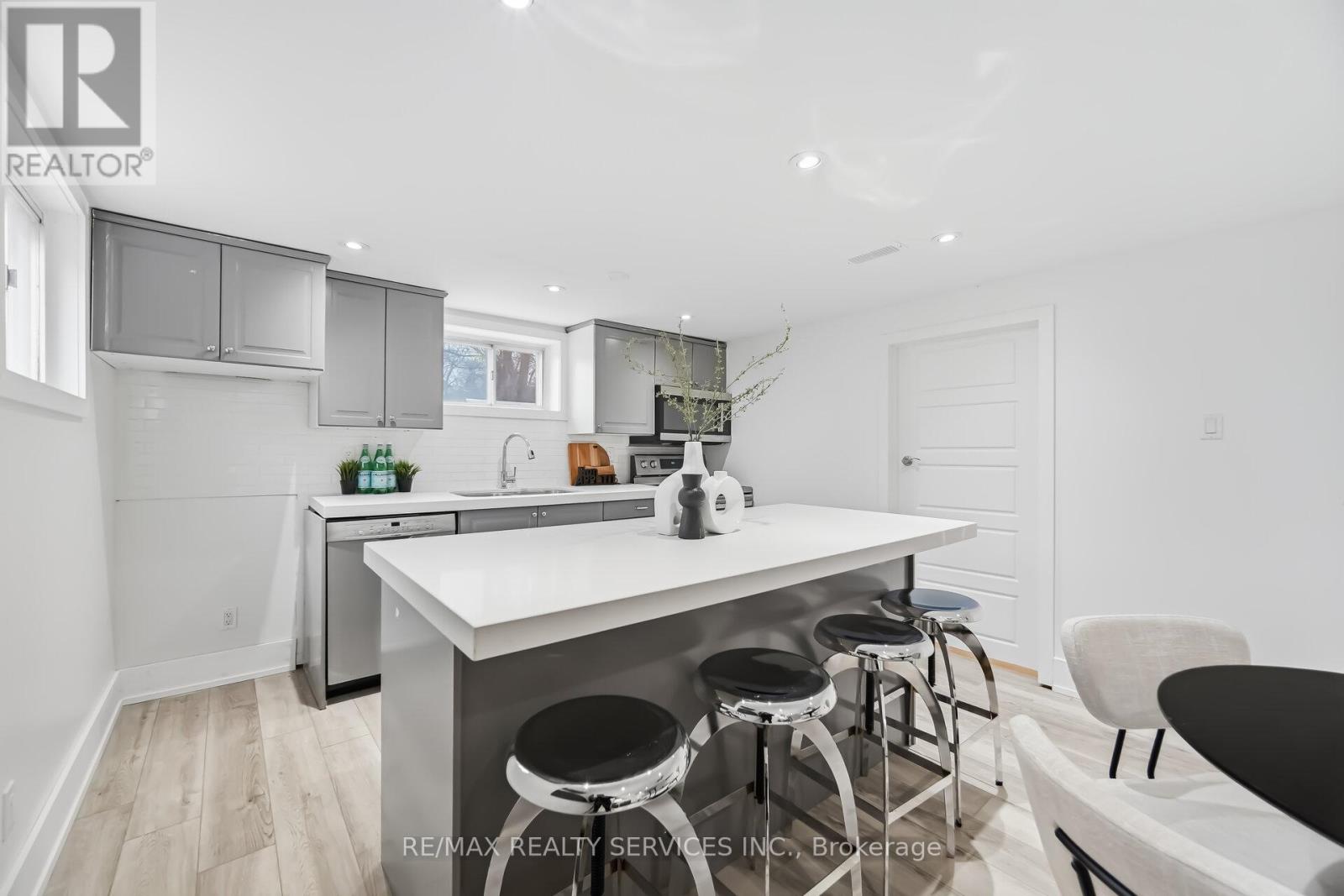 6 Bonnyview Drive, Toronto, Ontario  M8Y 3G6 - Photo 34 - W12922796