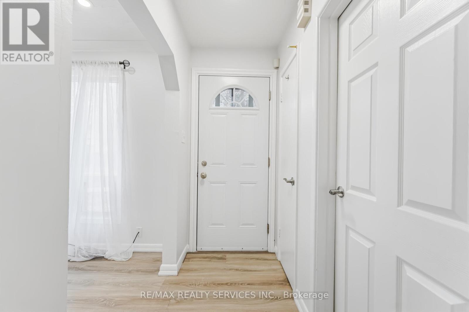 6 Bonnyview Drive, Toronto, Ontario  M8Y 3G6 - Photo 5 - W12922796