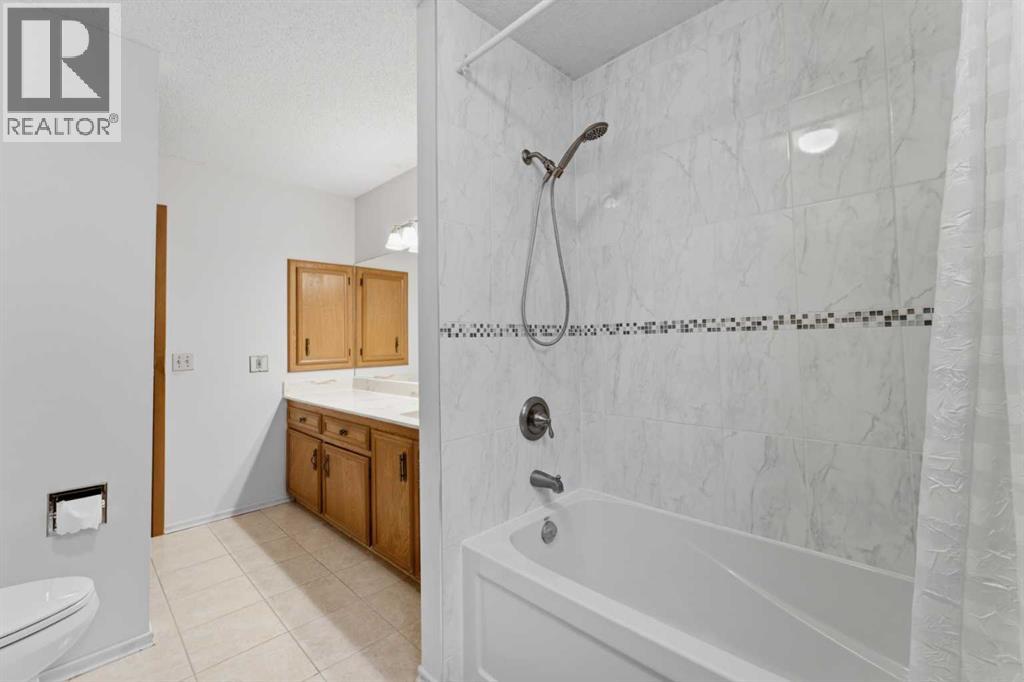 28 Woodstock Way Sw, Calgary, Alberta  T2W 5X3 - Photo 15 - A2293726