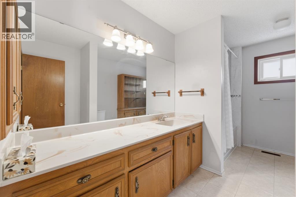 28 Woodstock Way Sw, Calgary, Alberta  T2W 5X3 - Photo 13 - A2293726