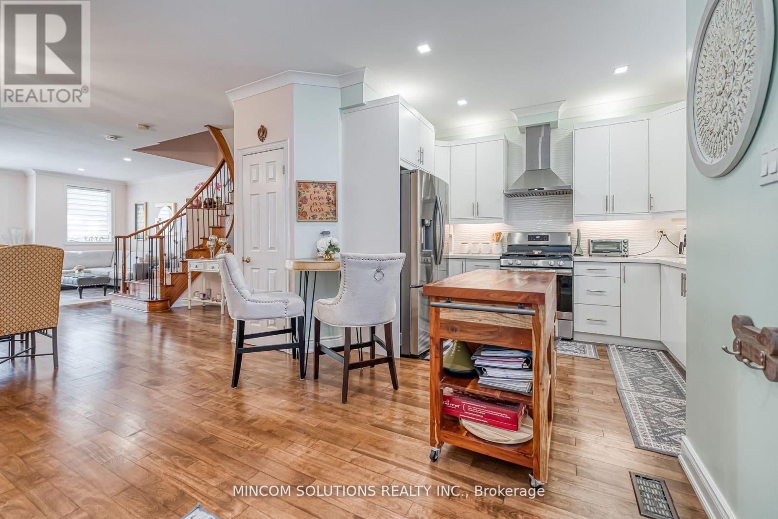 194 Lakeshore Road W, Mississauga, Ontario  L5H 1G6 - Photo 3 - W12660998