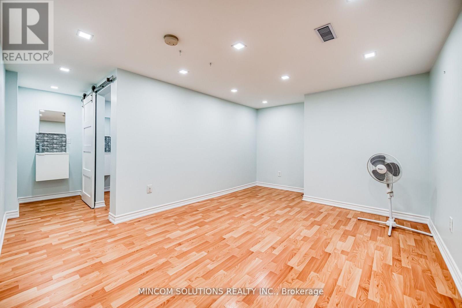 194 Lakeshore Road W, Mississauga, Ontario  L5H 1G6 - Photo 14 - W12660998