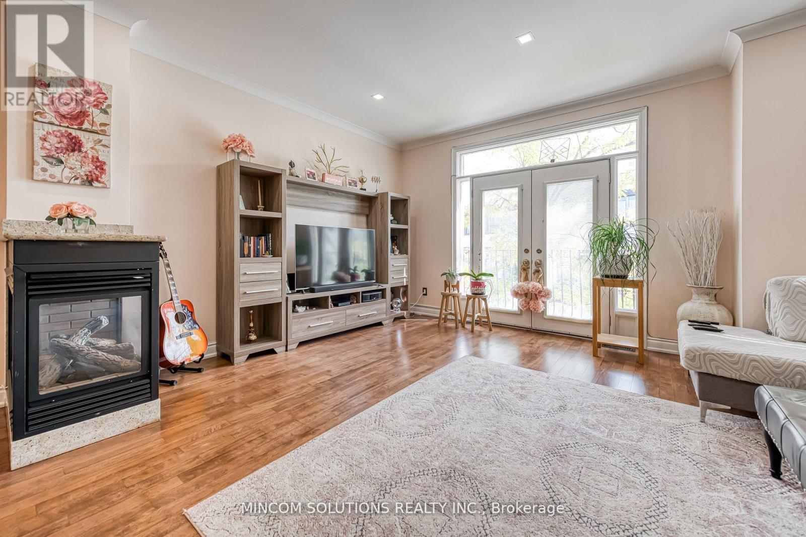 194 Lakeshore Road W, Mississauga, Ontario  L5H 1G6 - Photo 5 - W12660998