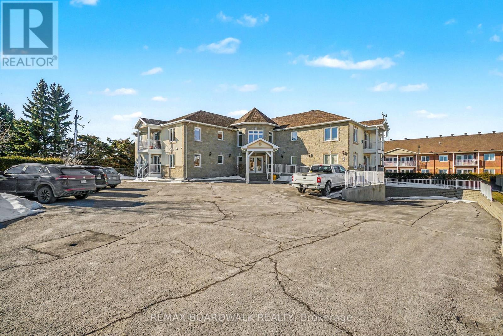 UNIT 204 - 32 DE LA CROISEE STREET, Russell, Ontario