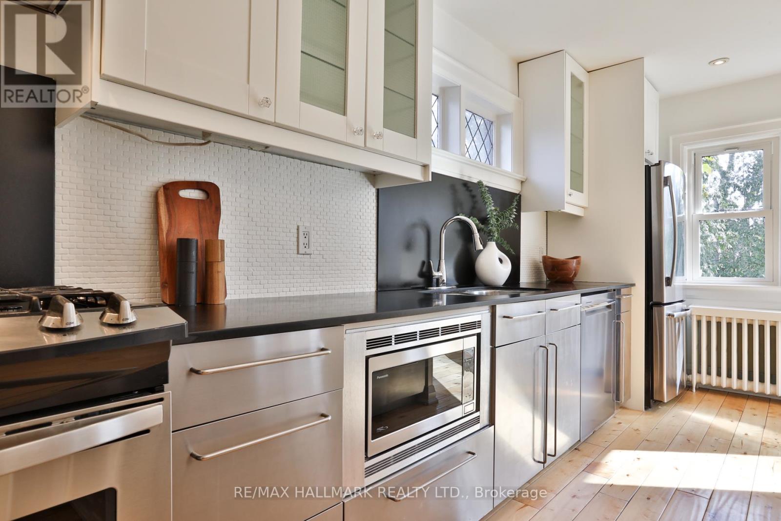 121 Castlewood Road, Toronto, Ontario  M5N 2L3 - Photo 9 - C12923070