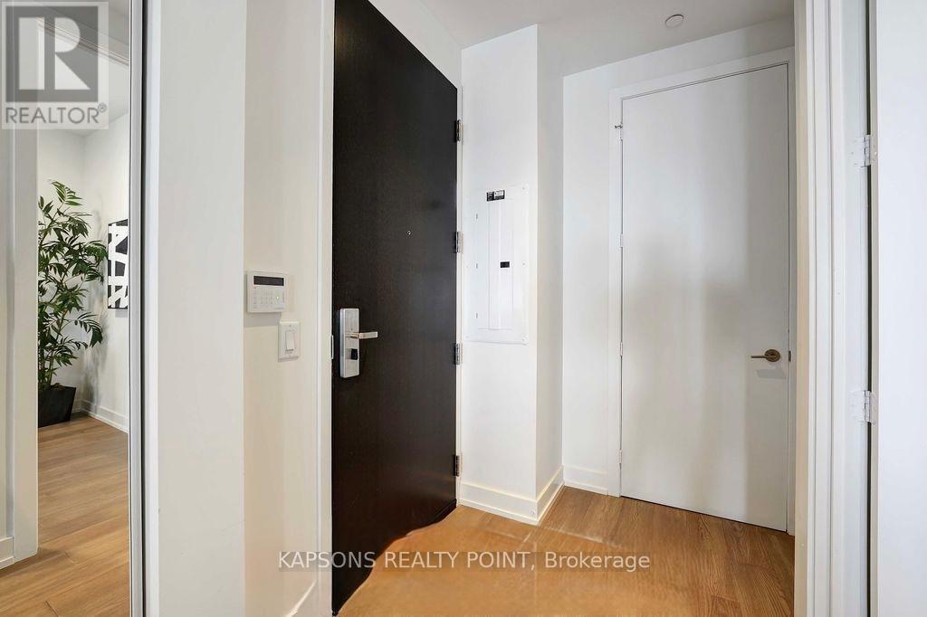 6512 - 7 Grenville Street, Toronto, Ontario  M4Y 1A1 - Photo 3 - C12923244