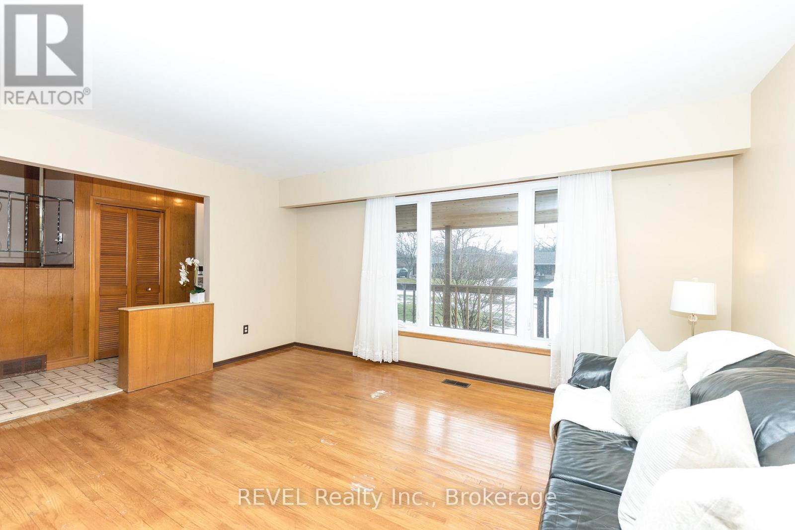 42 Emily Street, Grimsby, Ontario  L3M 4A2 - Photo 10 - X12923026