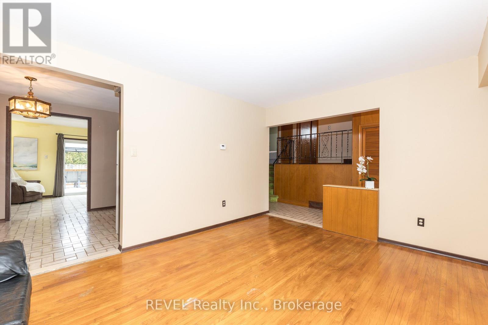 42 Emily Street, Grimsby, Ontario  L3M 4A2 - Photo 11 - X12923026