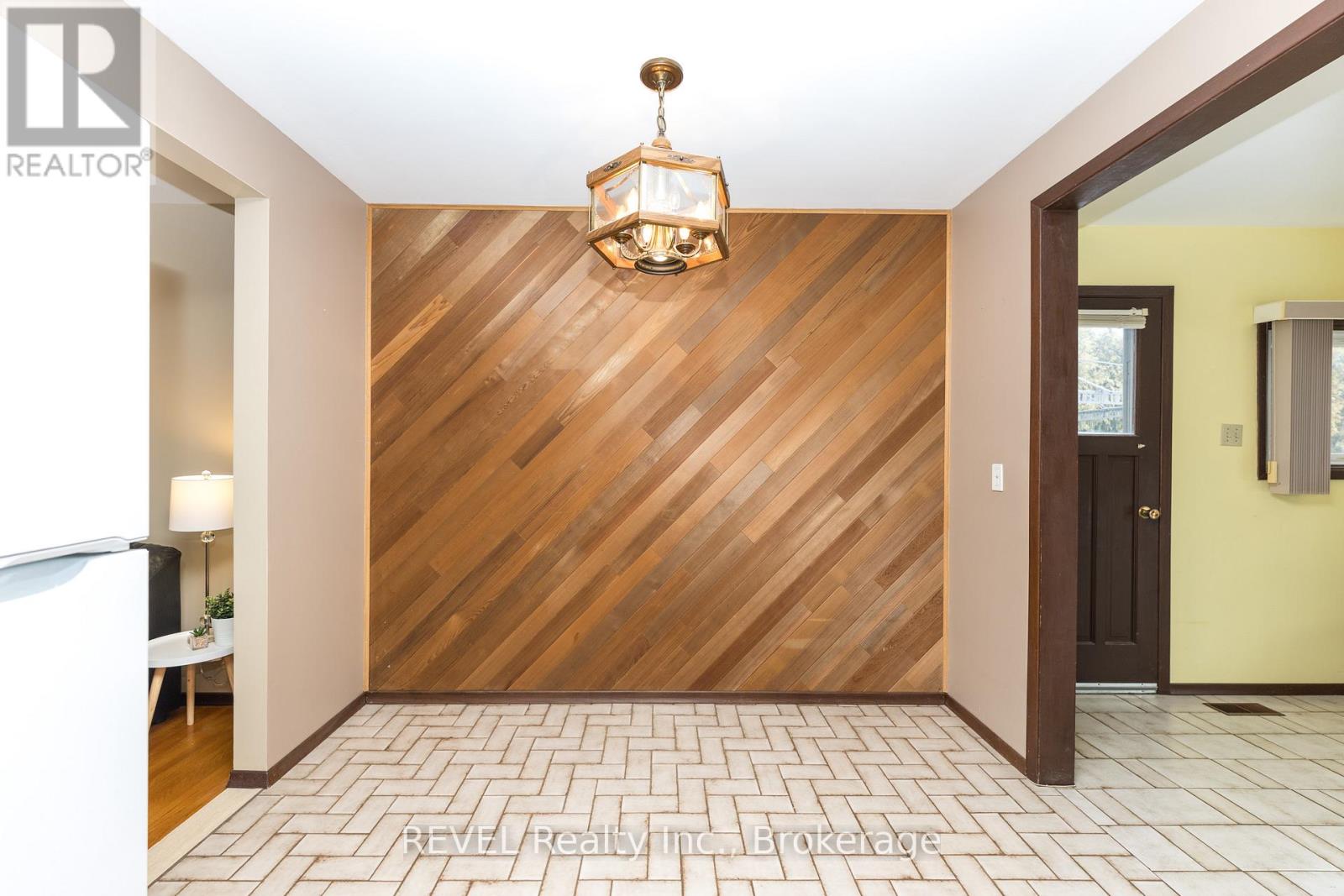 42 Emily Street, Grimsby, Ontario  L3M 4A2 - Photo 13 - X12923026