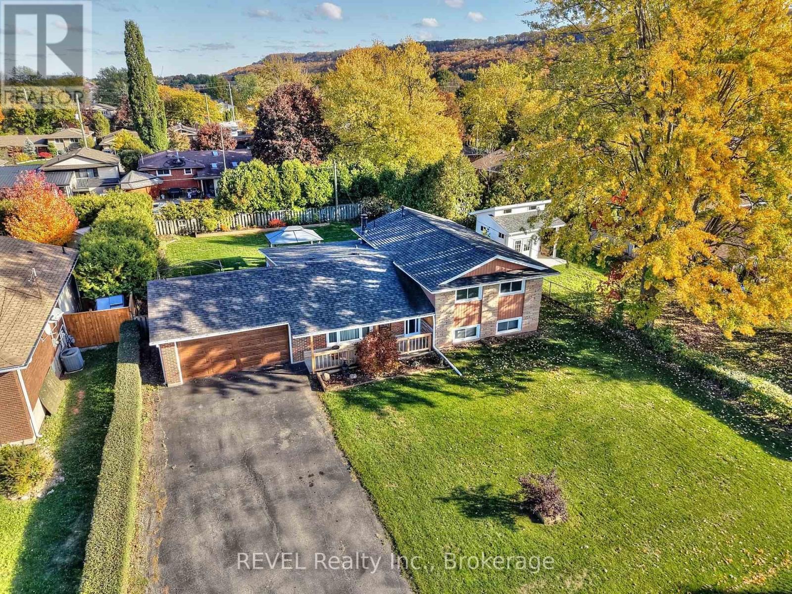 42 Emily Street, Grimsby, Ontario  L3M 4A2 - Photo 3 - X12923026