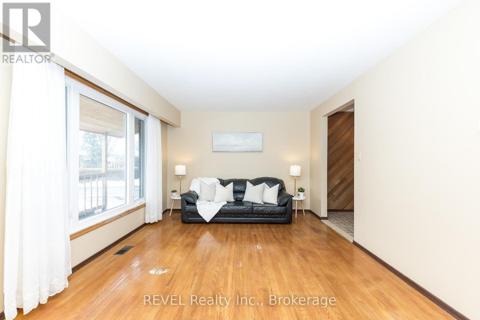 42 Emily Street, Grimsby, Ontario  L3M 4A2 - Photo 8 - X12923026