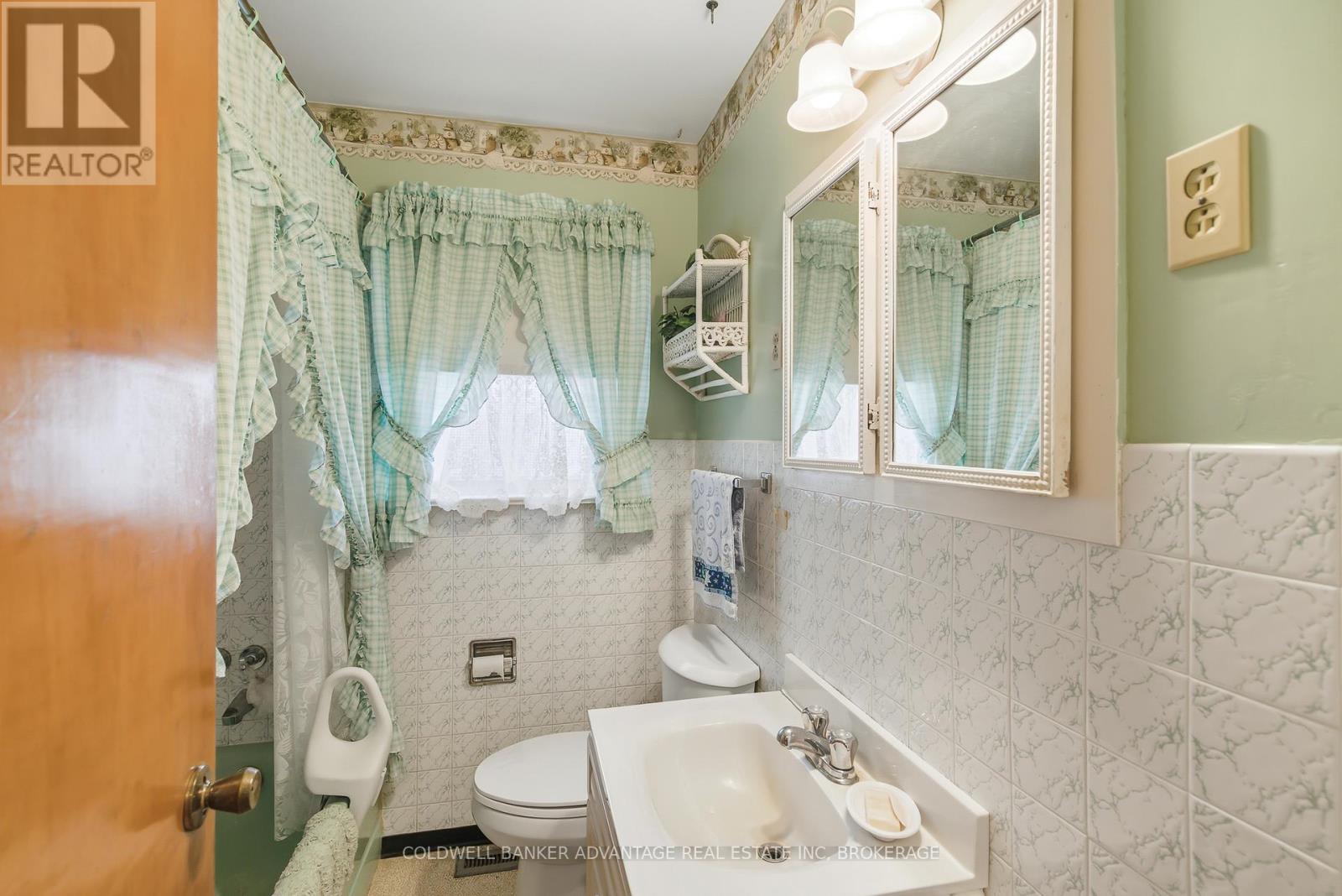 927 Southworth Street, Welland (Lincoln/crowland), Ontario L3B 2A2 - Photo 18 - X12923028