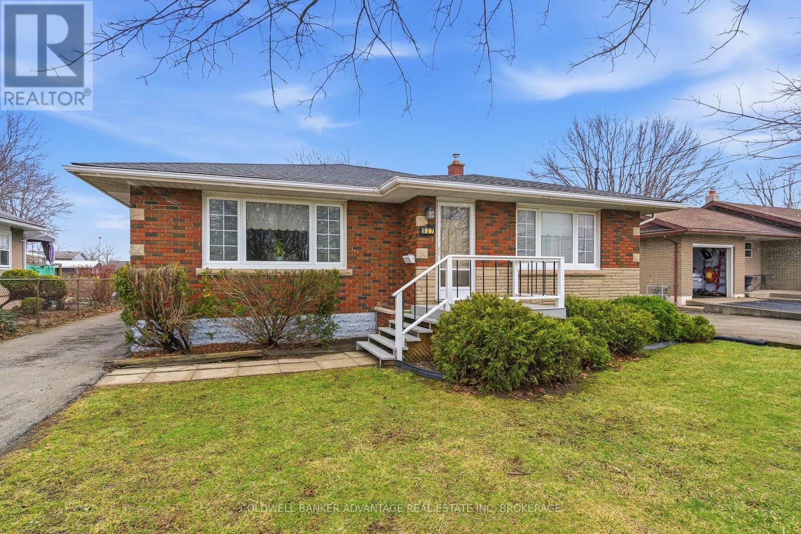 927 Southworth Street, Welland (Lincoln/crowland), Ontario L3B 2A2 - Photo 2 - X12923028