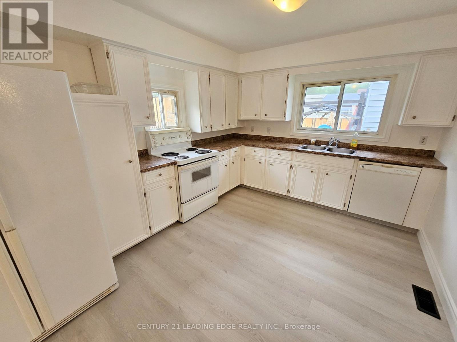 261 Parkway Avenue, Georgina, Ontario  L4P 2W1 - Photo 2 - N12922984