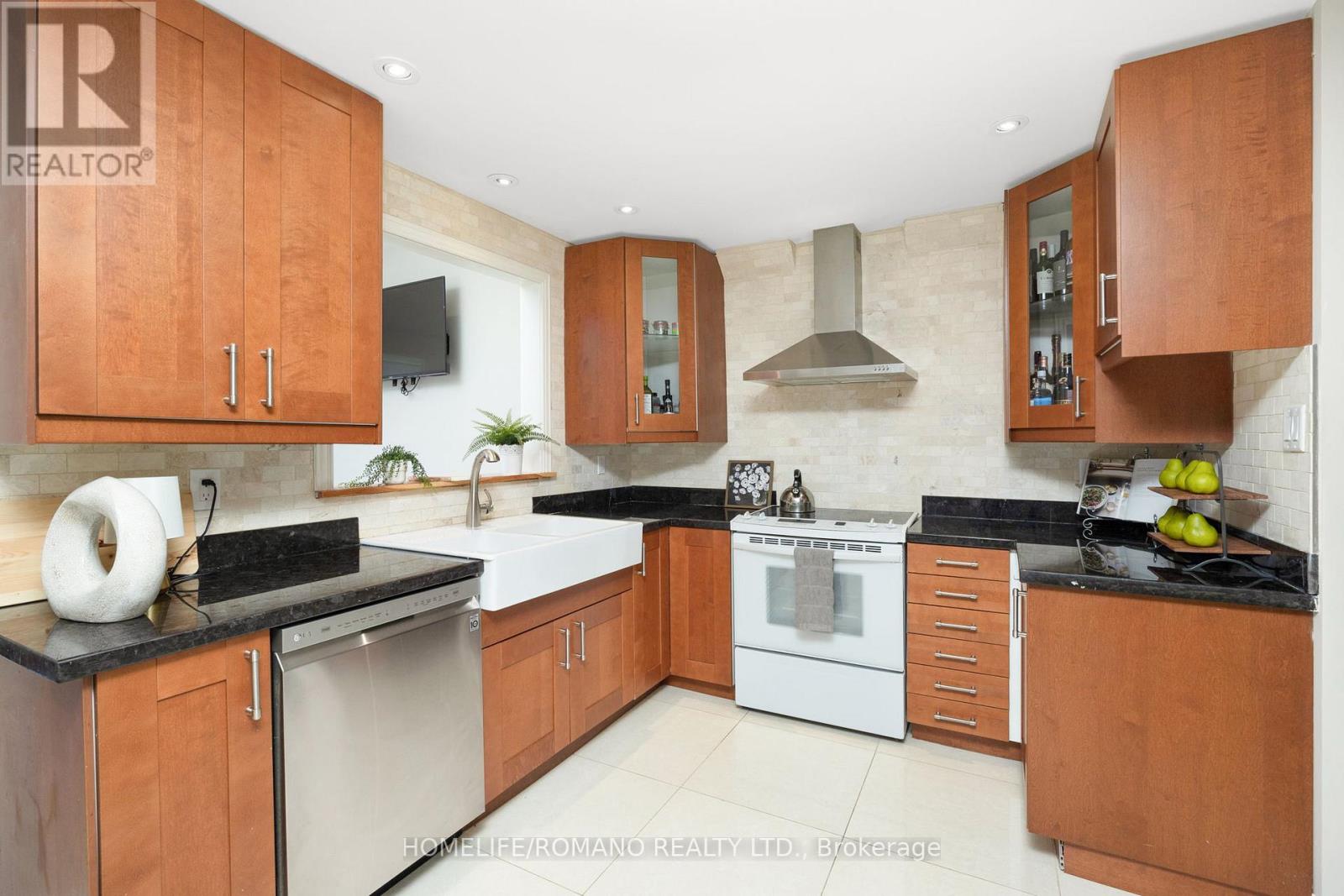 36 Brougham Drive, Vaughan, Ontario  L4L 3E1 - Photo 3 - N12923044