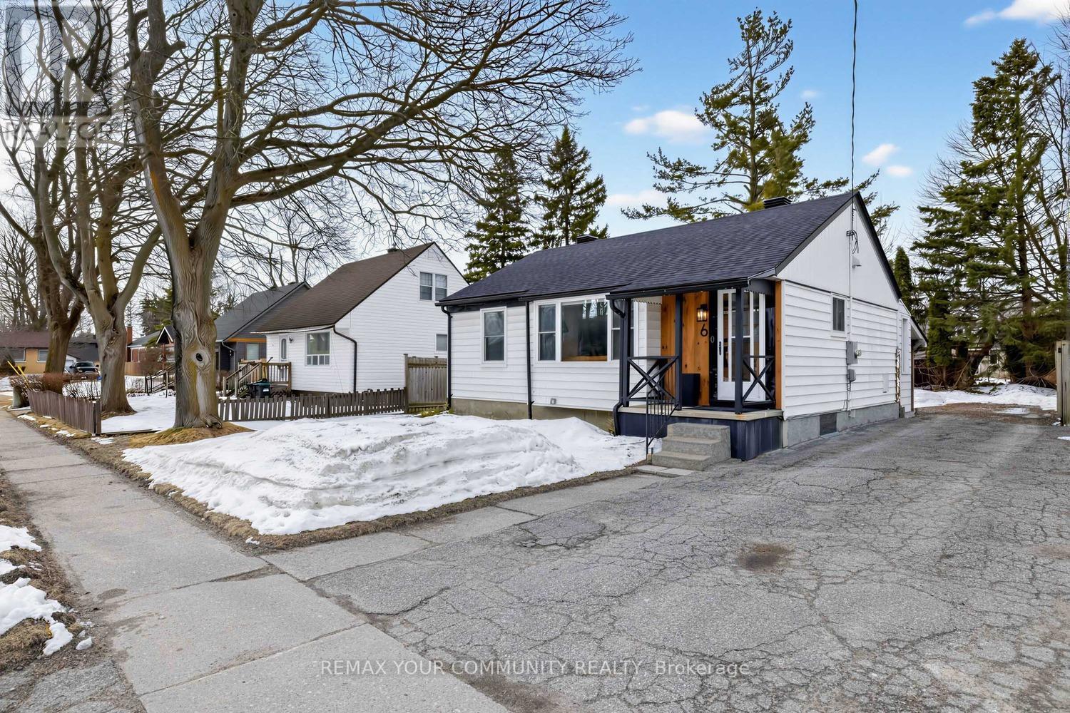 6 Newton Street, Barrie (Wellington), Ontario  L4M 3N3 - Photo 2 - S12923196