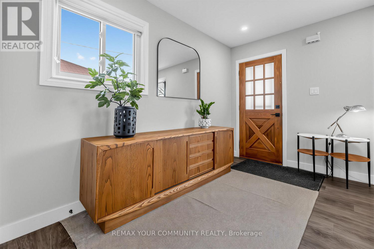 6 Newton Street, Barrie (Wellington), Ontario  L4M 3N3 - Photo 3 - S12923196