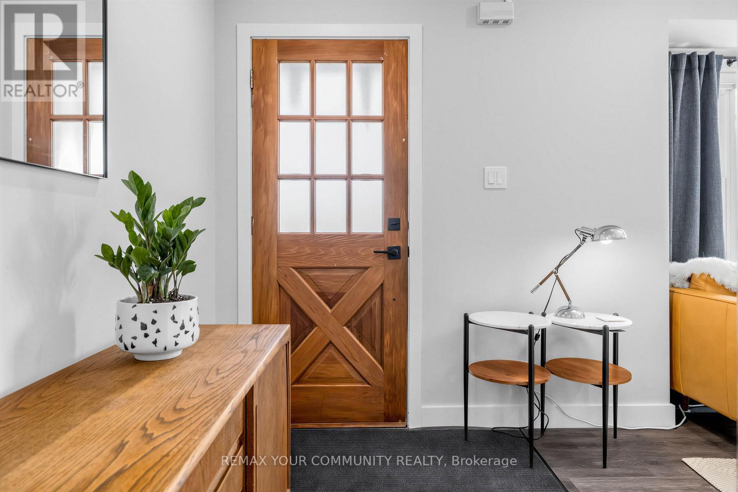 6 Newton Street, Barrie (Wellington), Ontario  L4M 3N3 - Photo 4 - S12923196