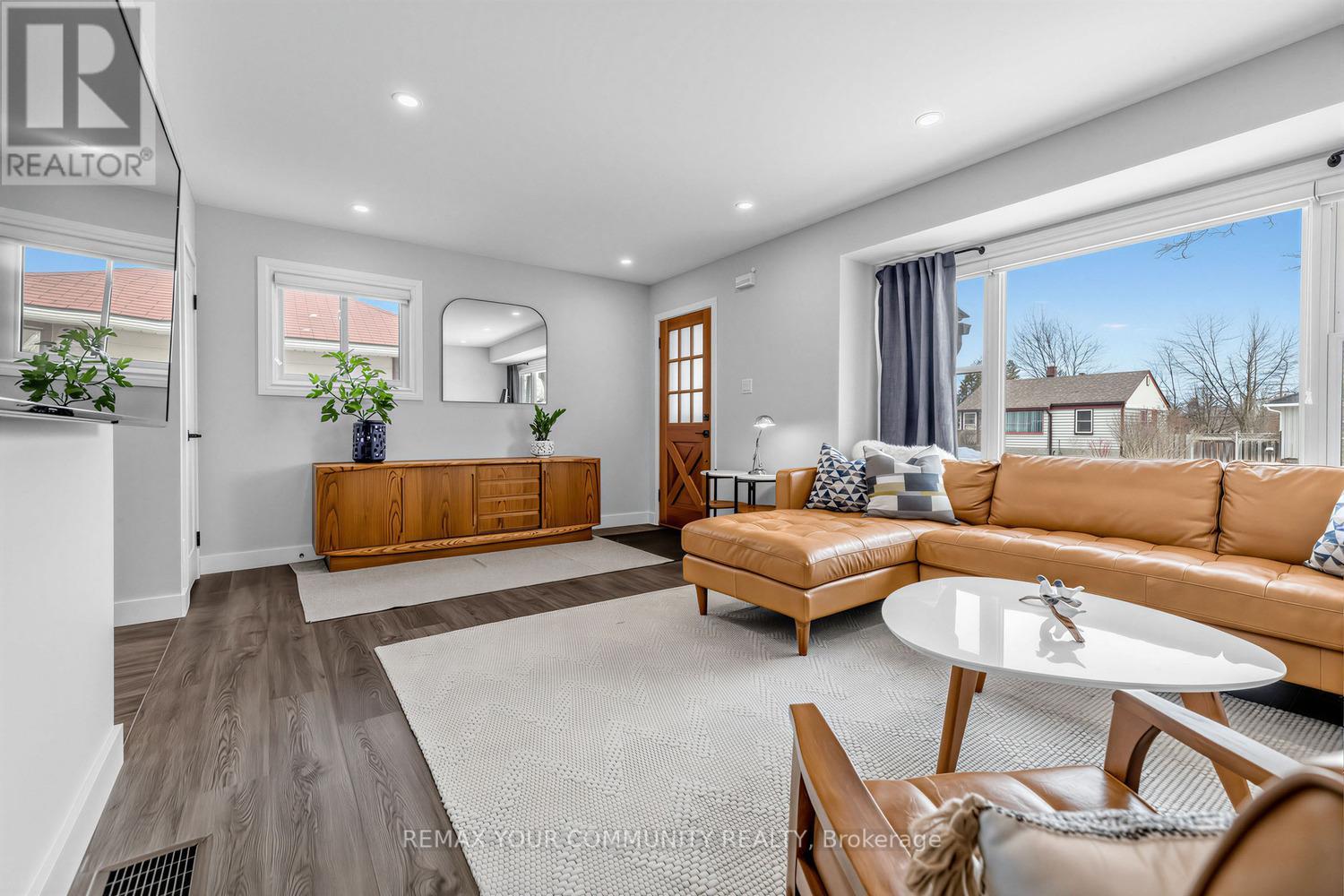 6 Newton Street, Barrie (Wellington), Ontario  L4M 3N3 - Photo 6 - S12923196