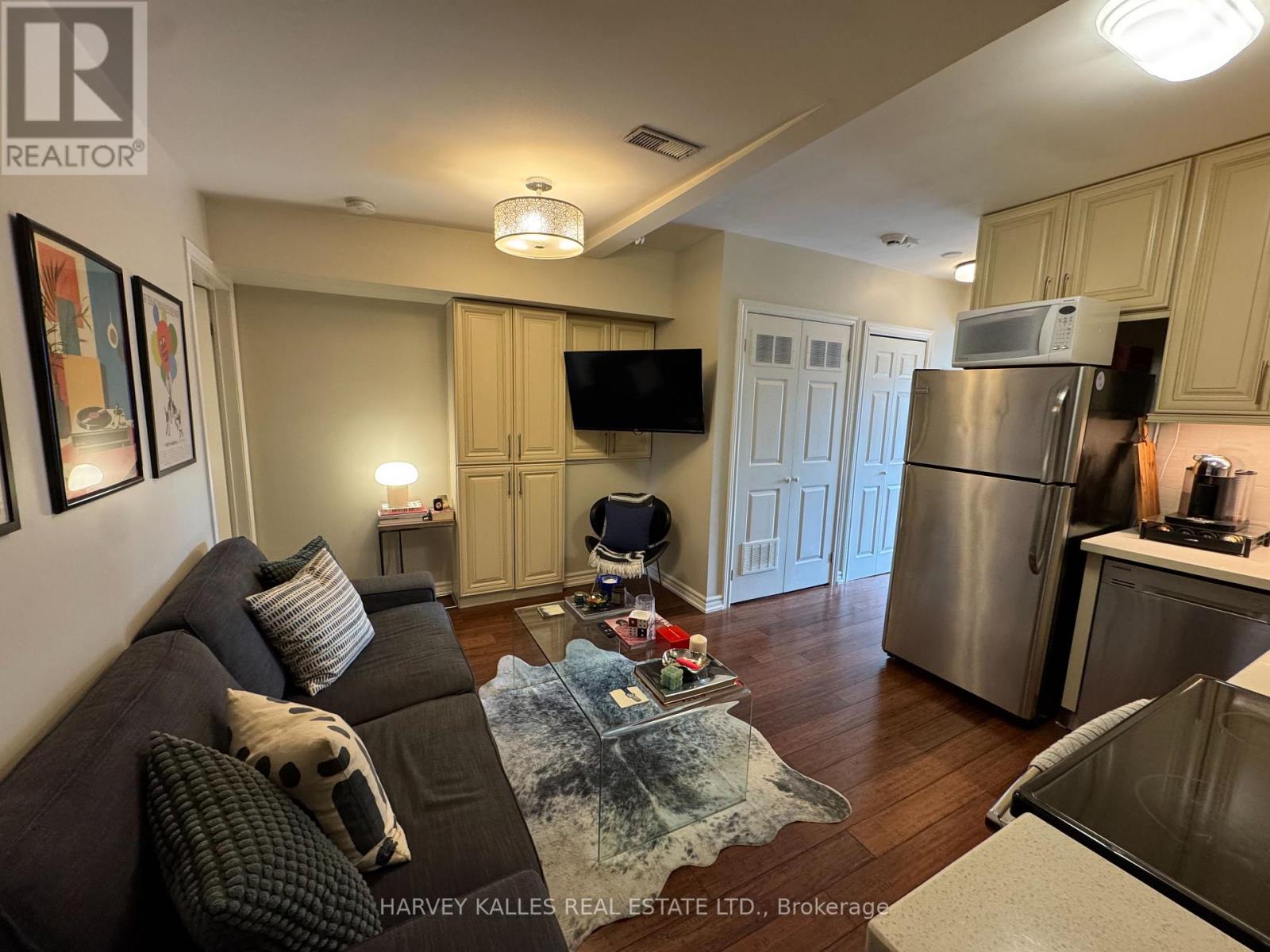 3RD - 904 BLOOR STREET W, Toronto, Ontario