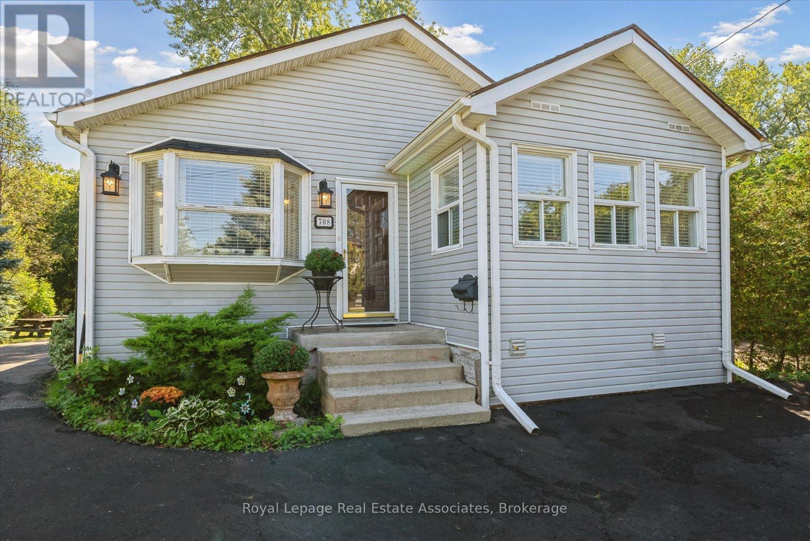 708 Montbeck Crescent, Mississauga, Ontario  L5G 1P3 - Photo 2 - W12923038