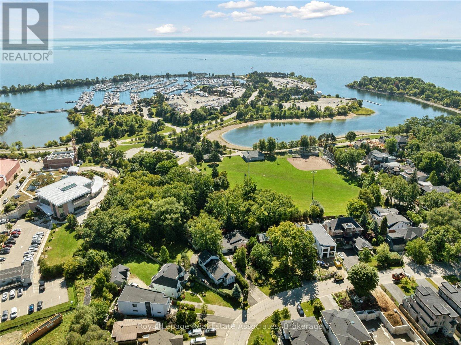 708 Montbeck Crescent, Mississauga, Ontario  L5G 1P3 - Photo 4 - W12923038