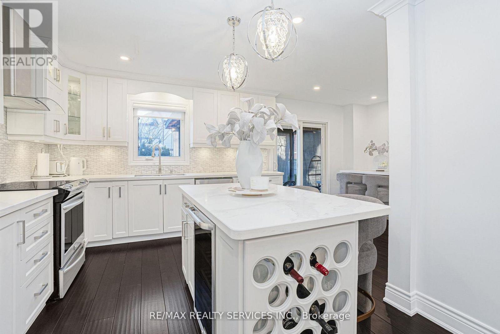 18 Creekview Court, Brampton, Ontario  L6Z 3Y2 - Photo 12 - W12923054