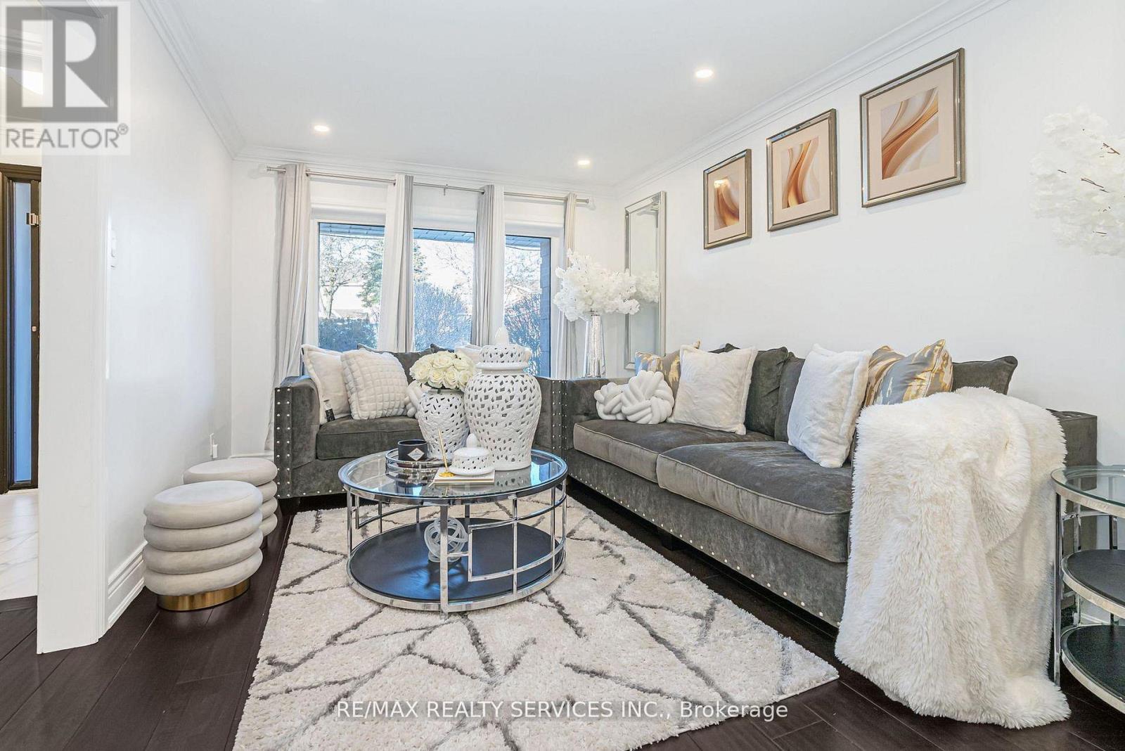 18 Creekview Court, Brampton, Ontario  L6Z 3Y2 - Photo 7 - W12923054