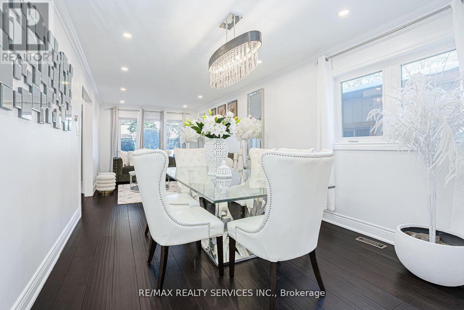 18 Creekview Court, Brampton, Ontario  L6Z 3Y2 - Photo 9 - W12923054