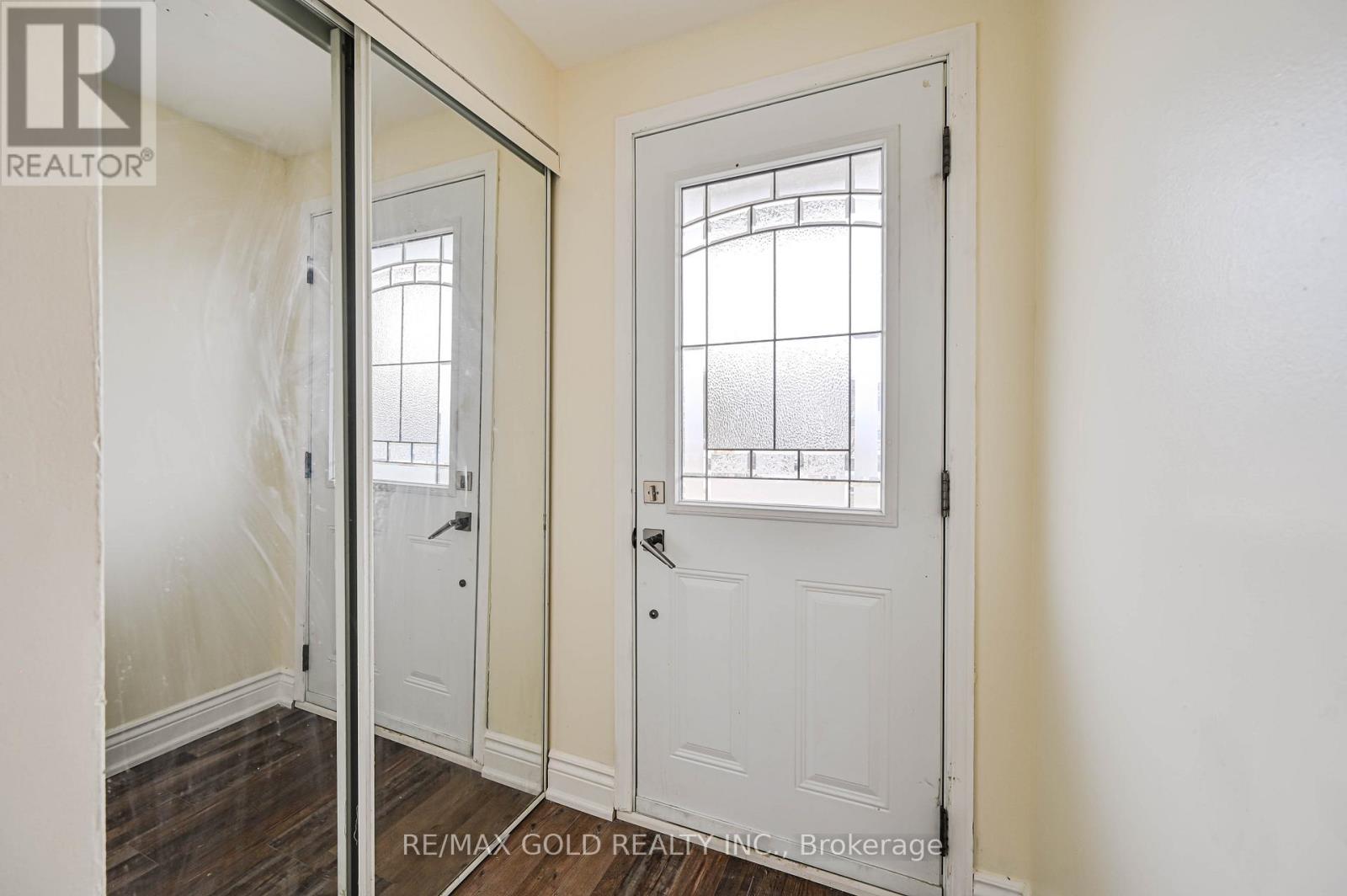 7755 Priory Crescent, Mississauga, Ontario  L4T 3H6 - Photo 3 - W12923142