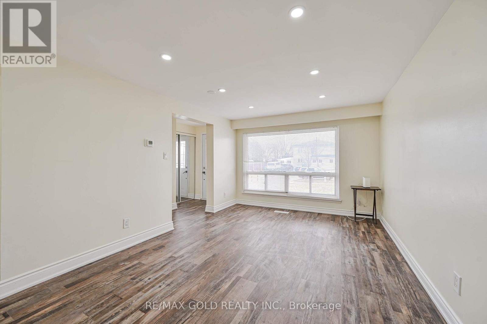 7755 Priory Crescent, Mississauga, Ontario  L4T 3H6 - Photo 9 - W12923142