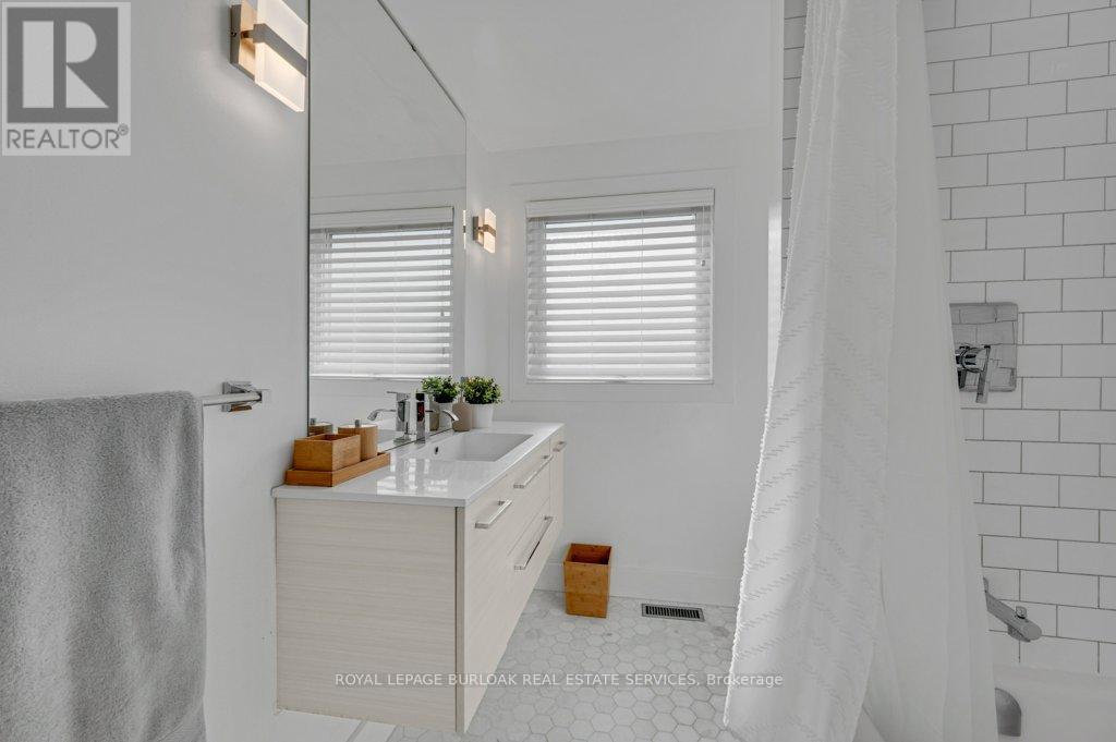 628 Ardleigh Crescent, Burlington, Ontario  L7L 4K8 - Photo 19 - W12923254