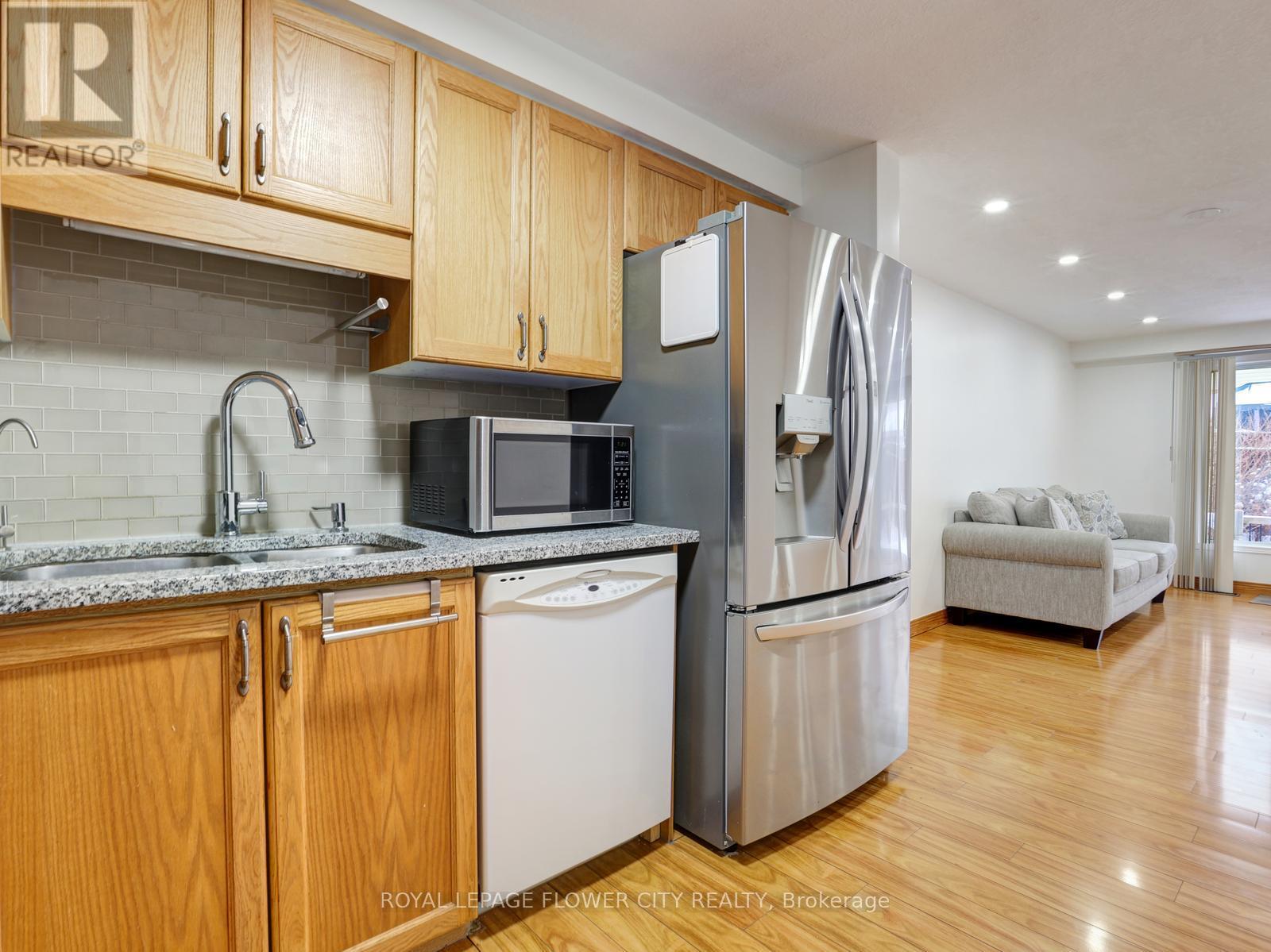 128 Donnenwerth Drive, Kitchener, Ontario  N2E 4C8 - Photo 12 - X12922954