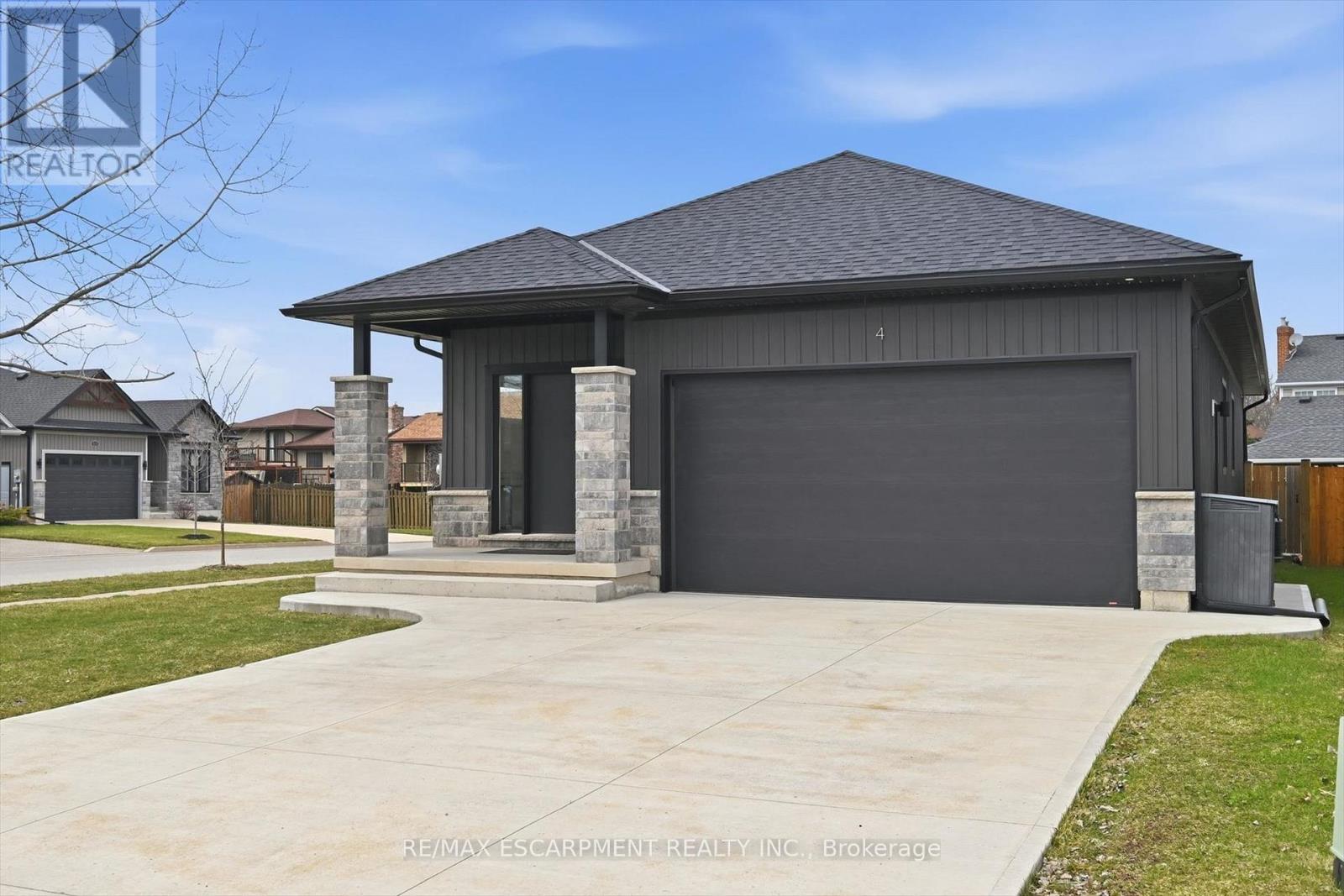 4 Harvard Court, Welland, Ontario  L3B 6E7 - Photo 3 - X12923188