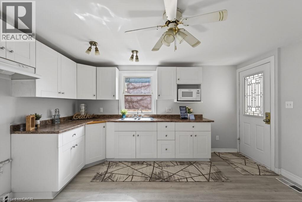 15 Adelaide Street, Grimsby, Ontario  L3M 1X2 - Photo 4 - 40811766